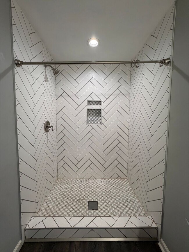 Building Photo - Charming 4/2.5 House in Armuchee- $1,995