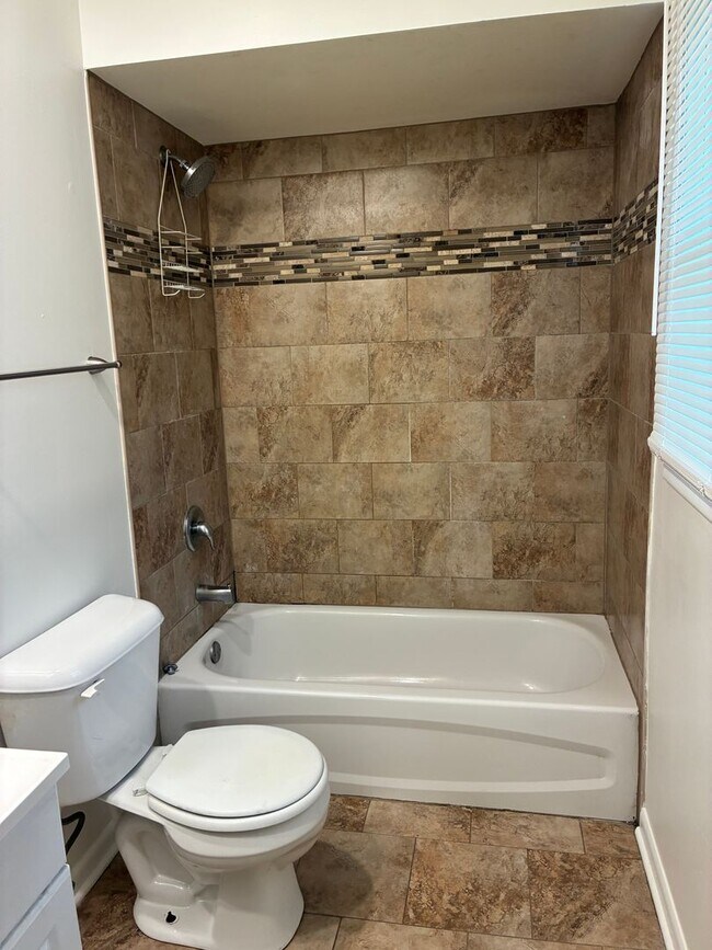 Building Photo - Spacious Updated 4 Bed 2 Bath with Garage Parking