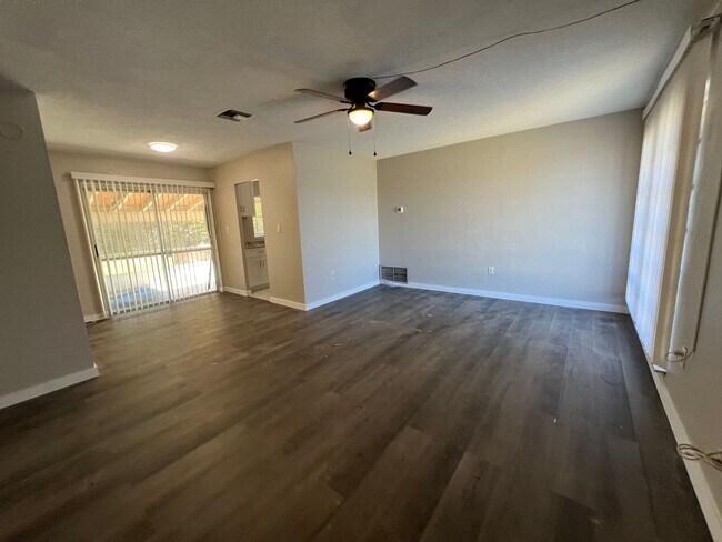 Building Photo - $1,550 ** Annual Lease ** 2 Bedroom / 1 Ba...