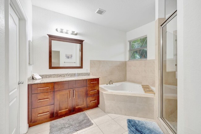 Building Photo - 1816 SW 21st St