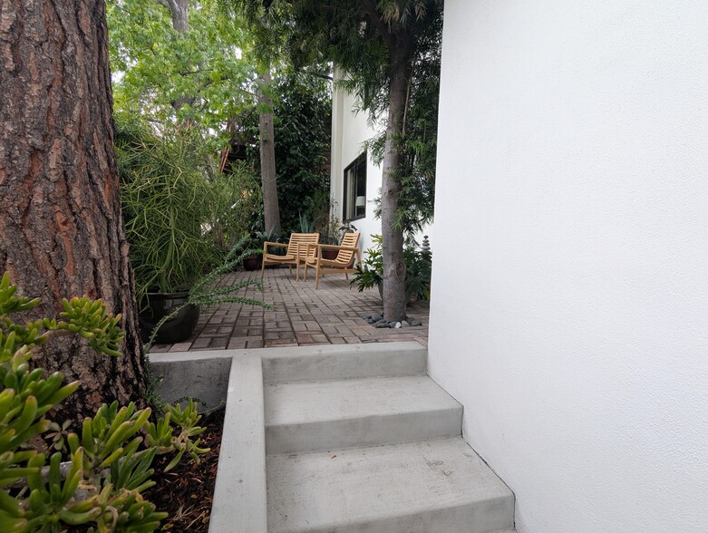 Secluded seating area at front of house - 1868 Kaweah Dr