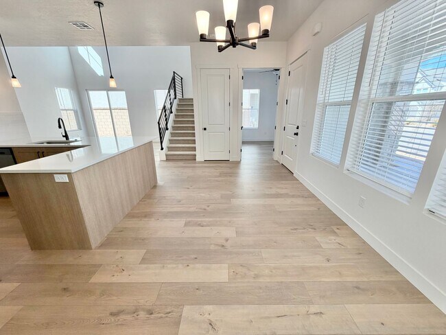 Building Photo - Desert Color 4 Bed Home!