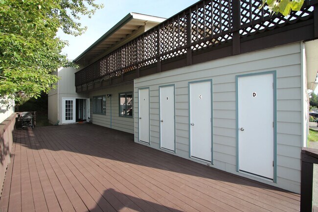 Building Photo - 3 Bedroom Apartment in Jewel Lake w/ Garage and Large Deck!