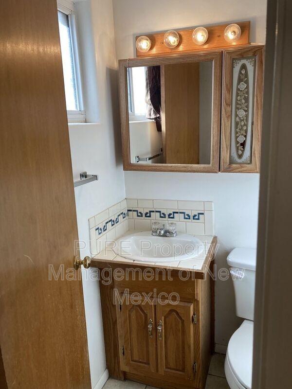 Building Photo - 712 Cagua Dr NE