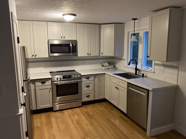 Building Photo - 6 Cove Rd