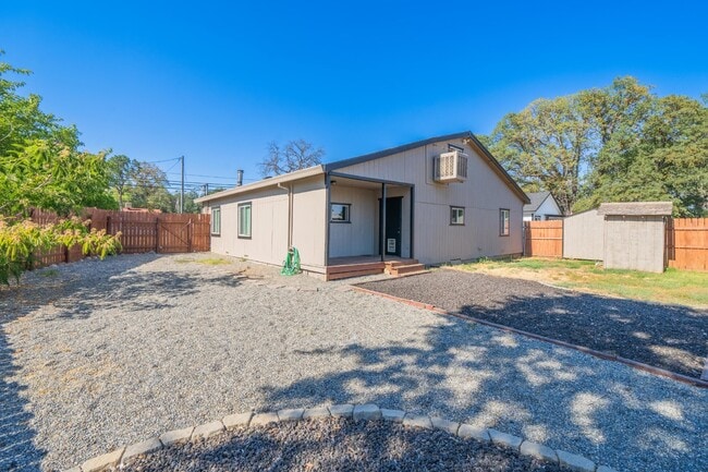 Building Photo - Adorable and clean country property locate...