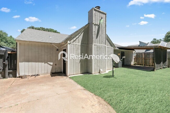 Building Photo - Newly Renovated 3/2 in a Quiet Neighborhood