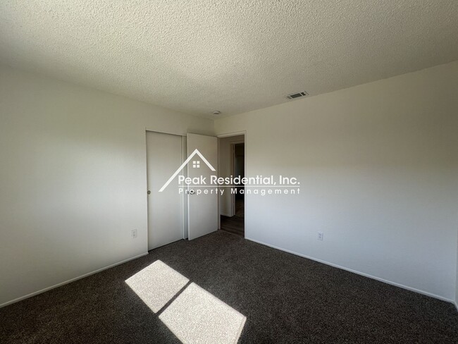 Building Photo - Spacious 4bd/2ba House with 2 Car Garage