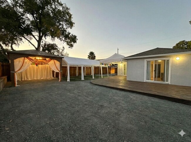 Building Photo - 2464 Pepper Dr