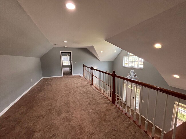 Building Photo - 5 Bedrooms- 3 Bathroom- House in West Rome!