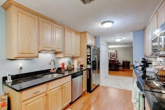 Kitchen - 8 Ledgewood Way