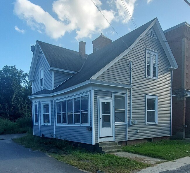 Building Photo - 16 Oak St