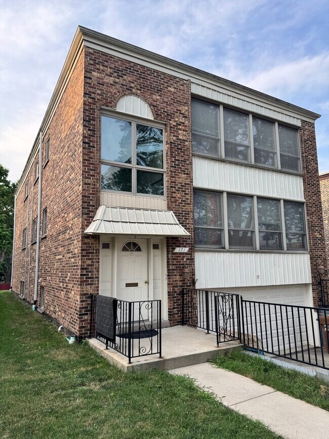 Building Photo - 171 E Van Buren St