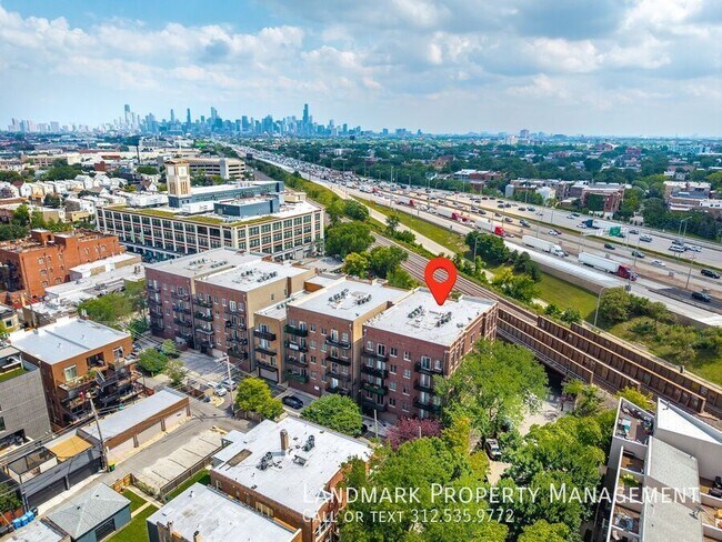 Building Photo - 2622 W Diversey Ave