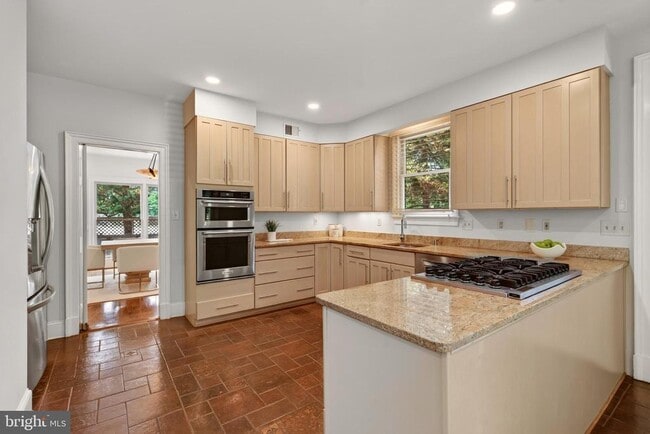 Building Photo - 5430 Chevy Chase Pkwy NW