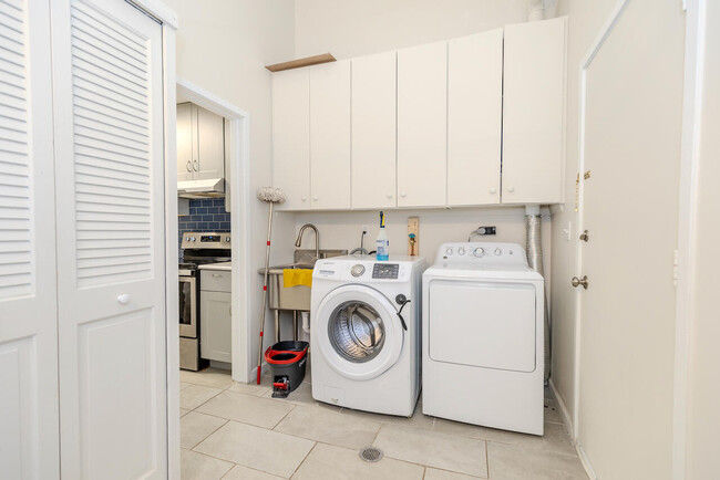 Building Photo - 725 Peninsula Ct
