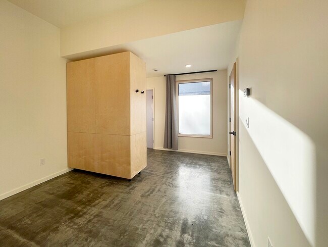 Building Photo - 1614 6th Ave