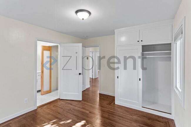 Building Photo - 319 Iris Way