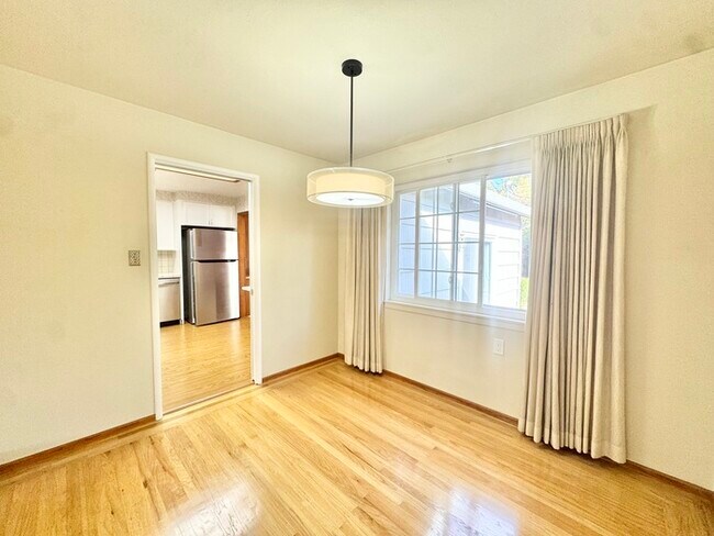 Building Photo - Stunning 3-bedroom, 2-bathroom home with a bonus room/office!