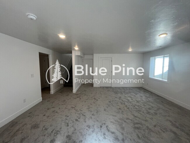 Building Photo - 3829 E Lorna Ave