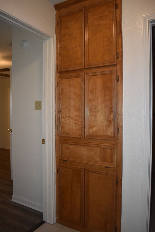 Building Photo - 907 Crymes Ln