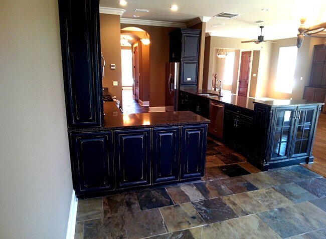 Building Photo - 4 Bedroom Luxury Townhome - Great Location