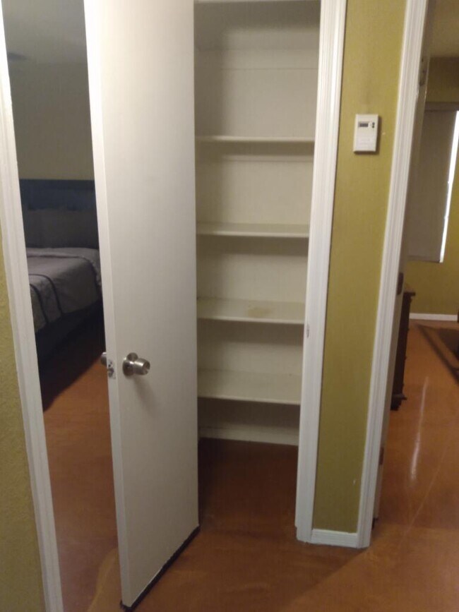 Building Photo - 1327 E Pierce St