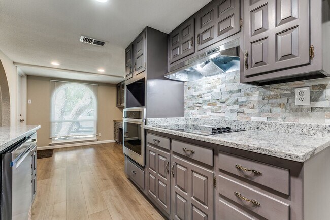 Building Photo - 10215 Charter Ridge