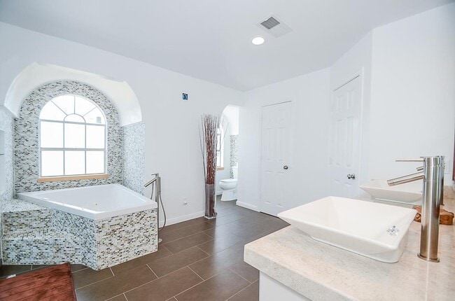 Building Photo - 2022 Fairview St