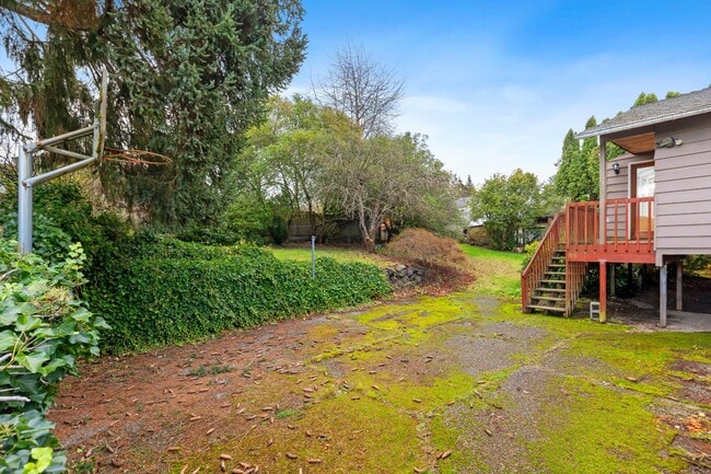 Building Photo - Spacious 5-Bed Home on XL Private Lot!