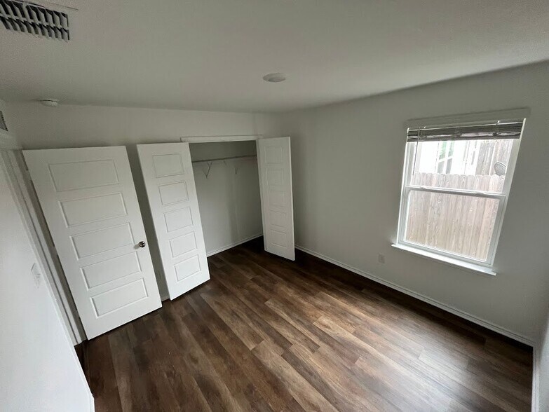 Building Photo - 735 Bluegrass Pt