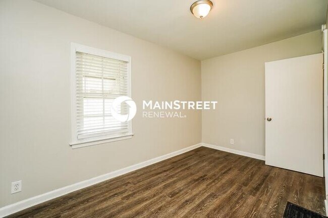 Building Photo - 3 Bedroom Pet-Friendly Home in Columbus, OH with Main Street Renewal