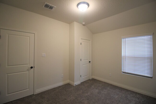 Building Photo - 3/2.5/1.5 Duplex /Easy access to I-35 / Fridge, Washer, Dryer / Fenced in yard / NBISD