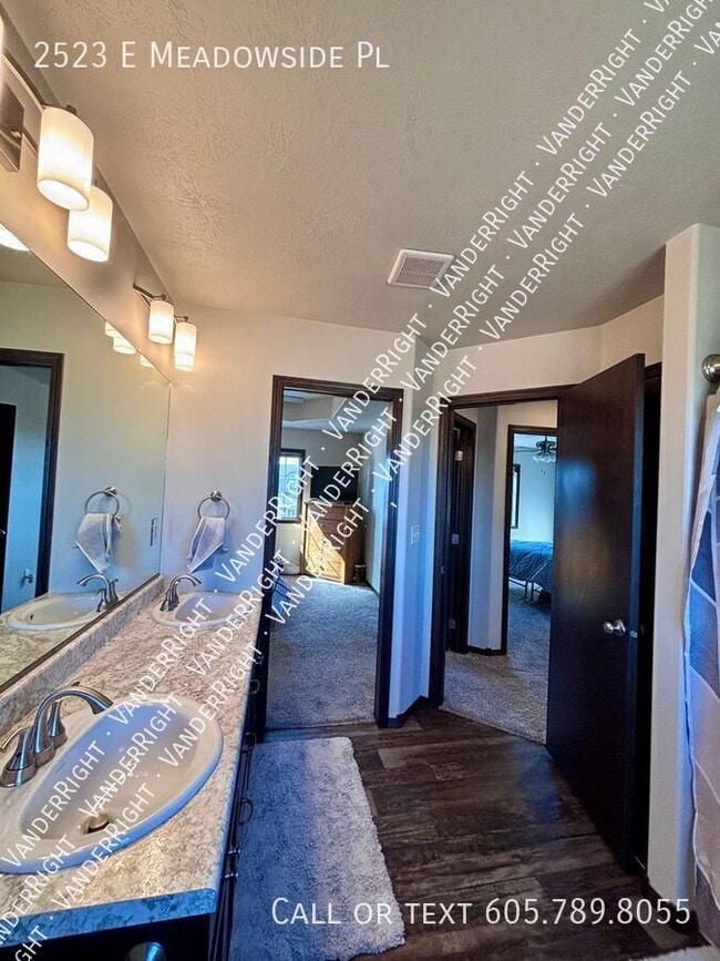 Building Photo - 2523 E Meadowside Pl