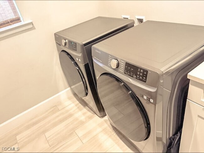 Building Photo - 2038 Grove Dr