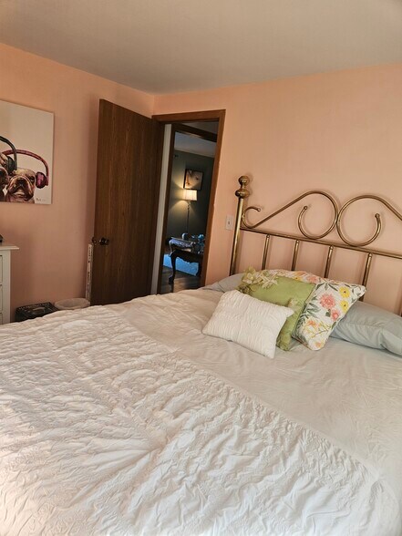 2nd main floor queen bedroom - S818 Goldfinch Ct