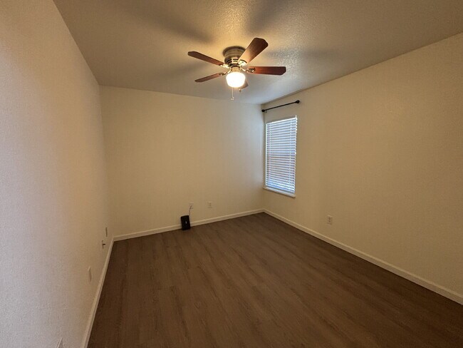 Building Photo - Charming 3 Bed / 2 Bath Home on a Quiet Cul-de-Sac with Spacious Backyard!