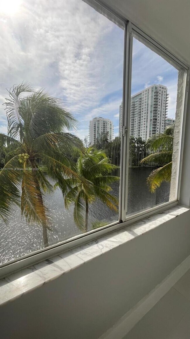 Building Photo - 1740 NW N River Dr