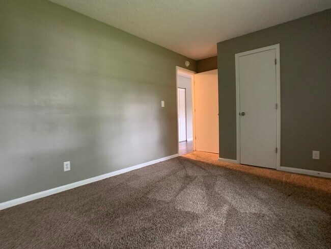 Building Photo - Cute Ranch in Lawrence with a Deck!