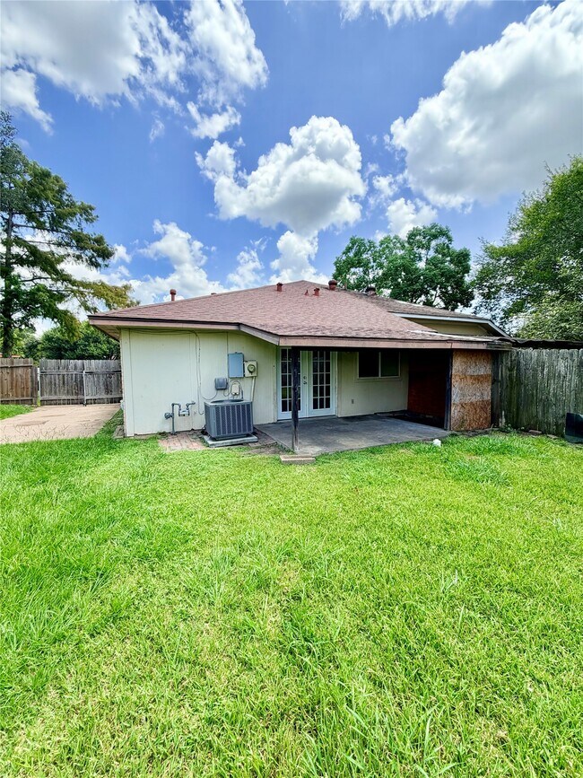 Building Photo - 7402 Alegria Dr