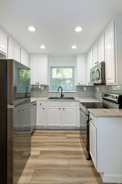 Building Photo - 545 Oakview Rd