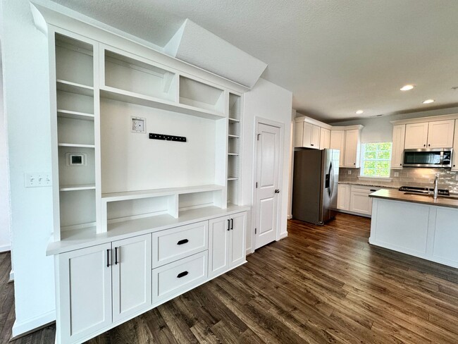 Building Photo - Practically New & Available May 1st! Luxur...
