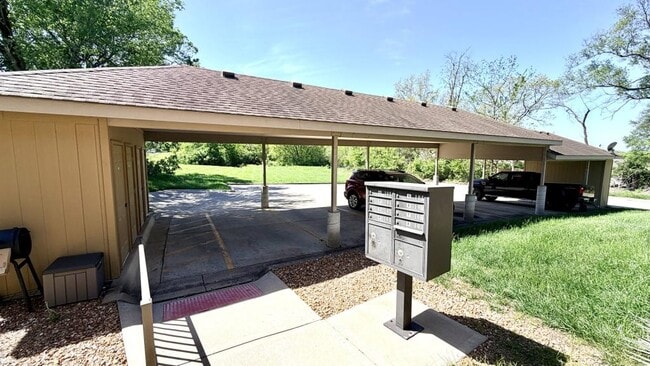 Building Photo - 1301 Tracy Ave