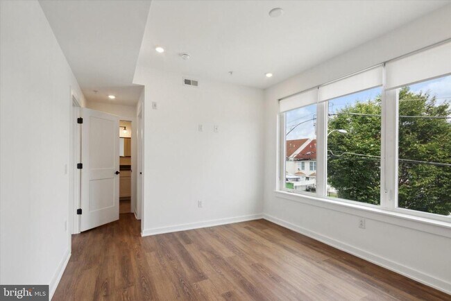 Building Photo - 2421 N Mascher St