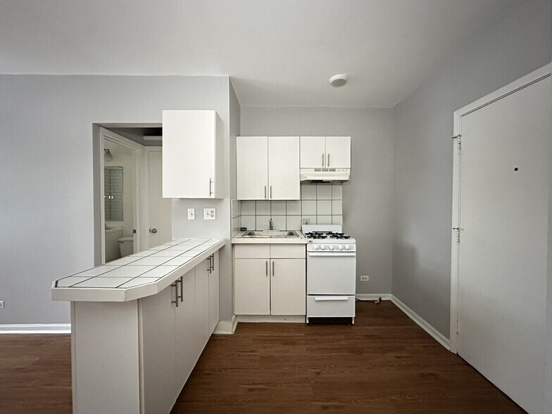 Building Photo - 4031 N Kenmore Ave