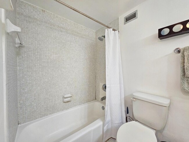 Building Photo - 2899 Collins Ave