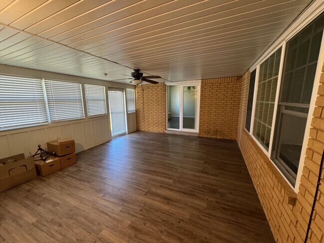 Building Photo - Comfy & Spacious 3 Bed Home! Mesa School District!