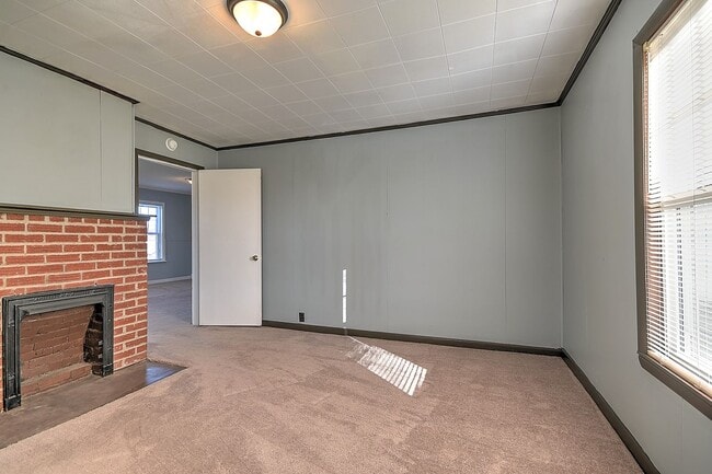 Building Photo - 1408 W College St