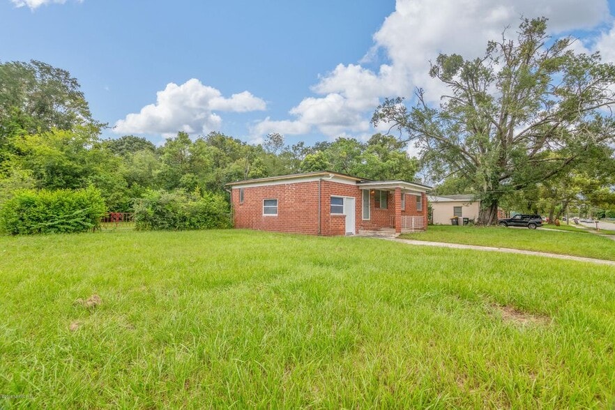 FRONT 3 - 4056 Jammes Rd