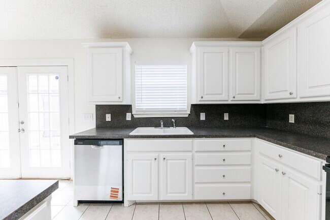 Building Photo - 10104 Englewood Ave